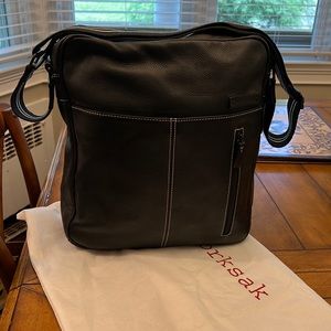 StorkSak Unisex Jamie Leather Modern Messenger Nappy Diaper Bag
